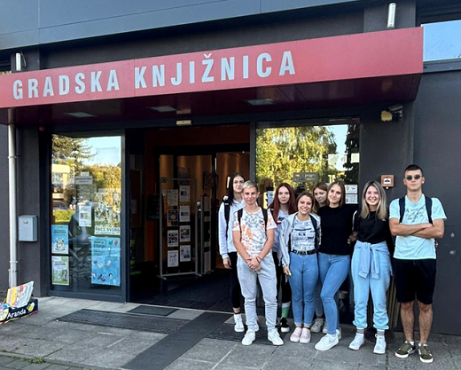 Zajednika fotografija ispred knjinice